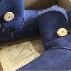 Ugg boot blue perforated Bailey button